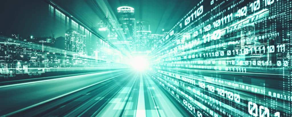 Fluxul de date digitale pe șosea cu blur de mișcare pentru a crea viziunea unui transfer de viteză rapidă